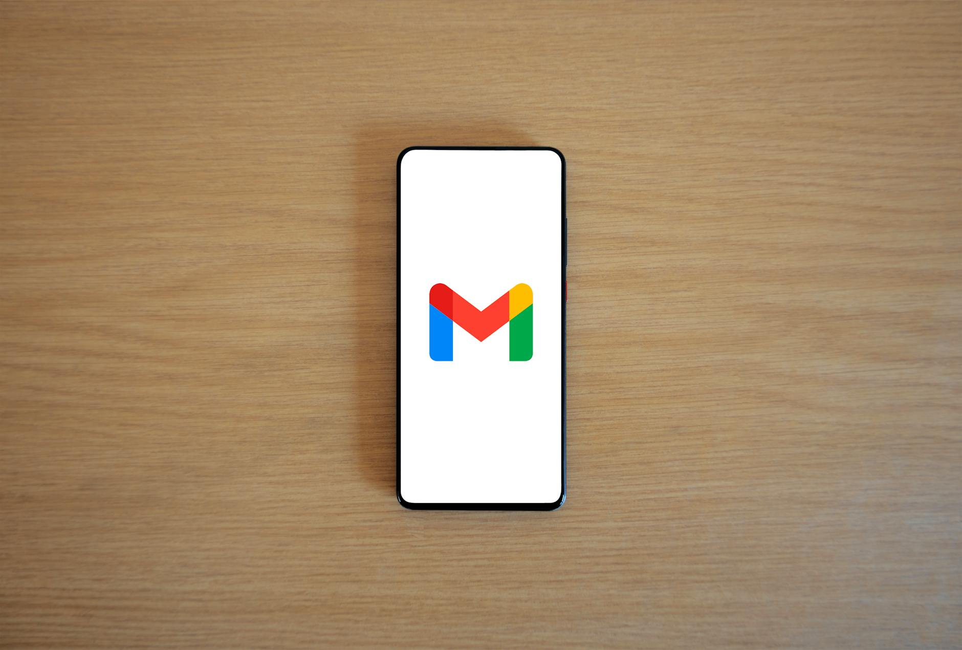 Minh họa thao tác cài đặt ứng dụng trên điện thoại Android và iPhone