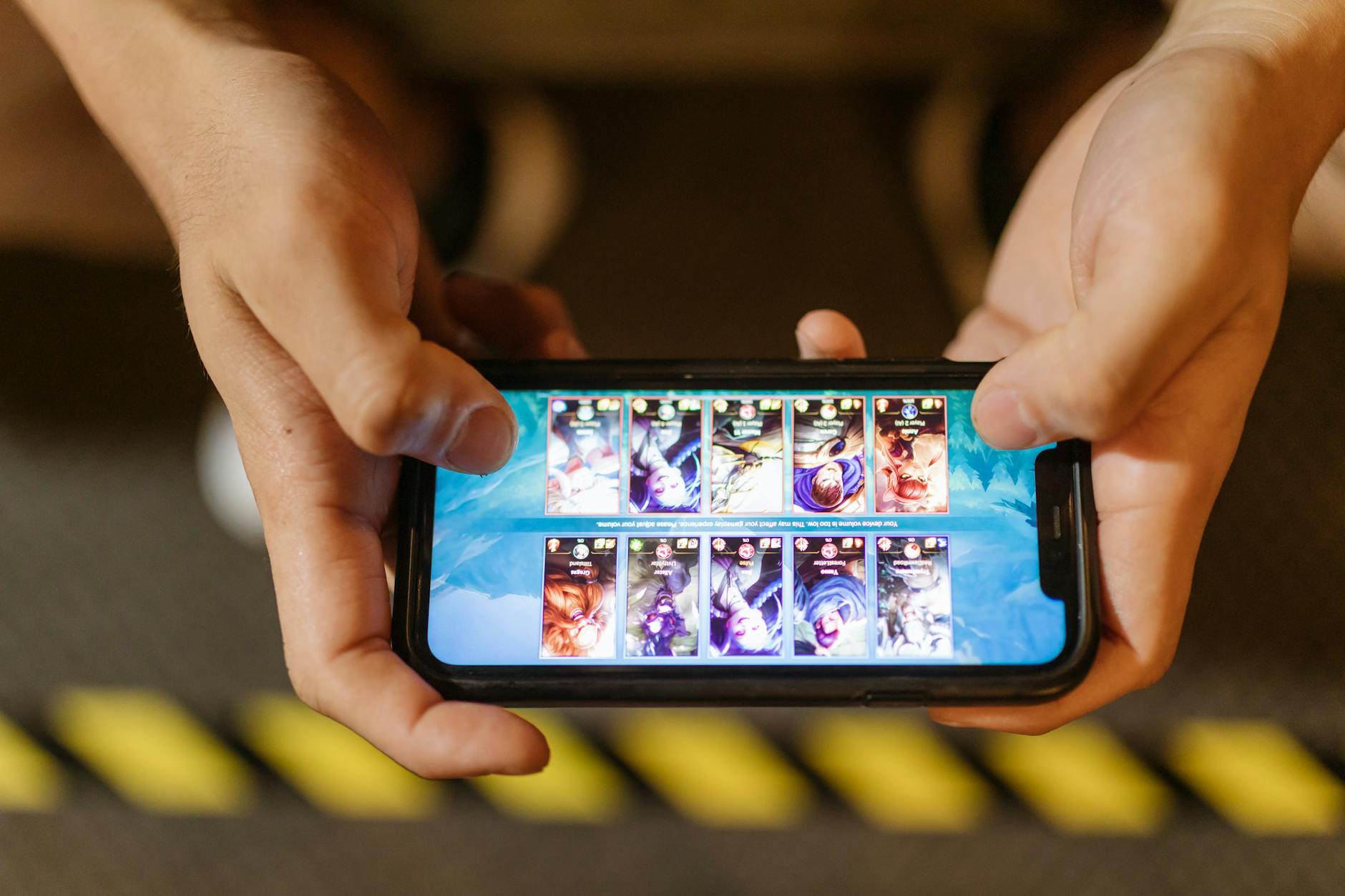 Giao diện game bắn cá trên smartphone với các nút điều khiển tối giản