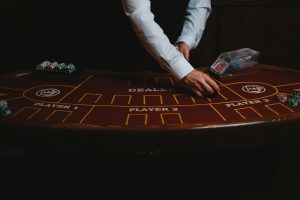Cảnh chia bài blackjack với bài và chip trên bàn