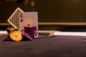 Bàn baccarat với bài và chip được sắp gọn gàng