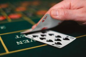 Bộ bài blackjack trên bàn casino với các lá bài mở rõ điểm số