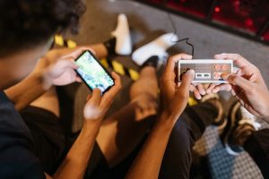 Người chơi trải nghiệm game bắn cá trên điện thoại với giao diện đại dương trực quan