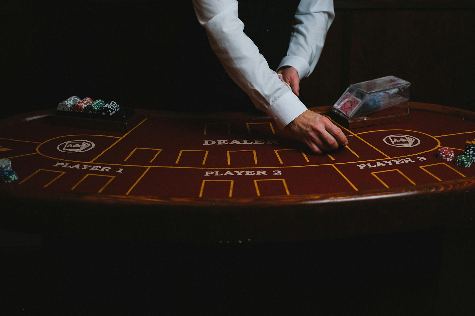 Dealer đang chia bài tại bàn live casino trong studio chuyên nghiệp