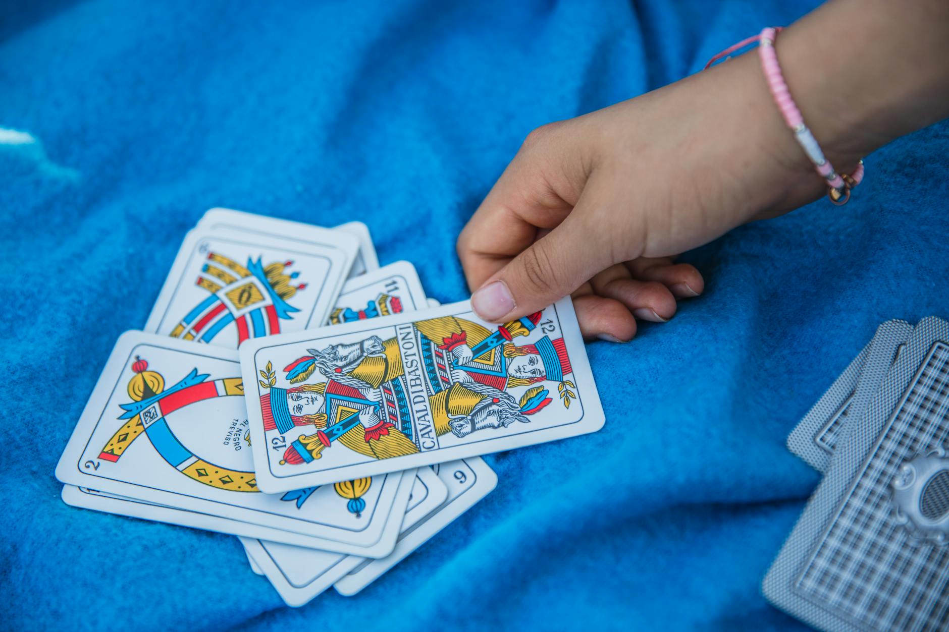 Bộ bài baccarat minh họa cách tính điểm các lá