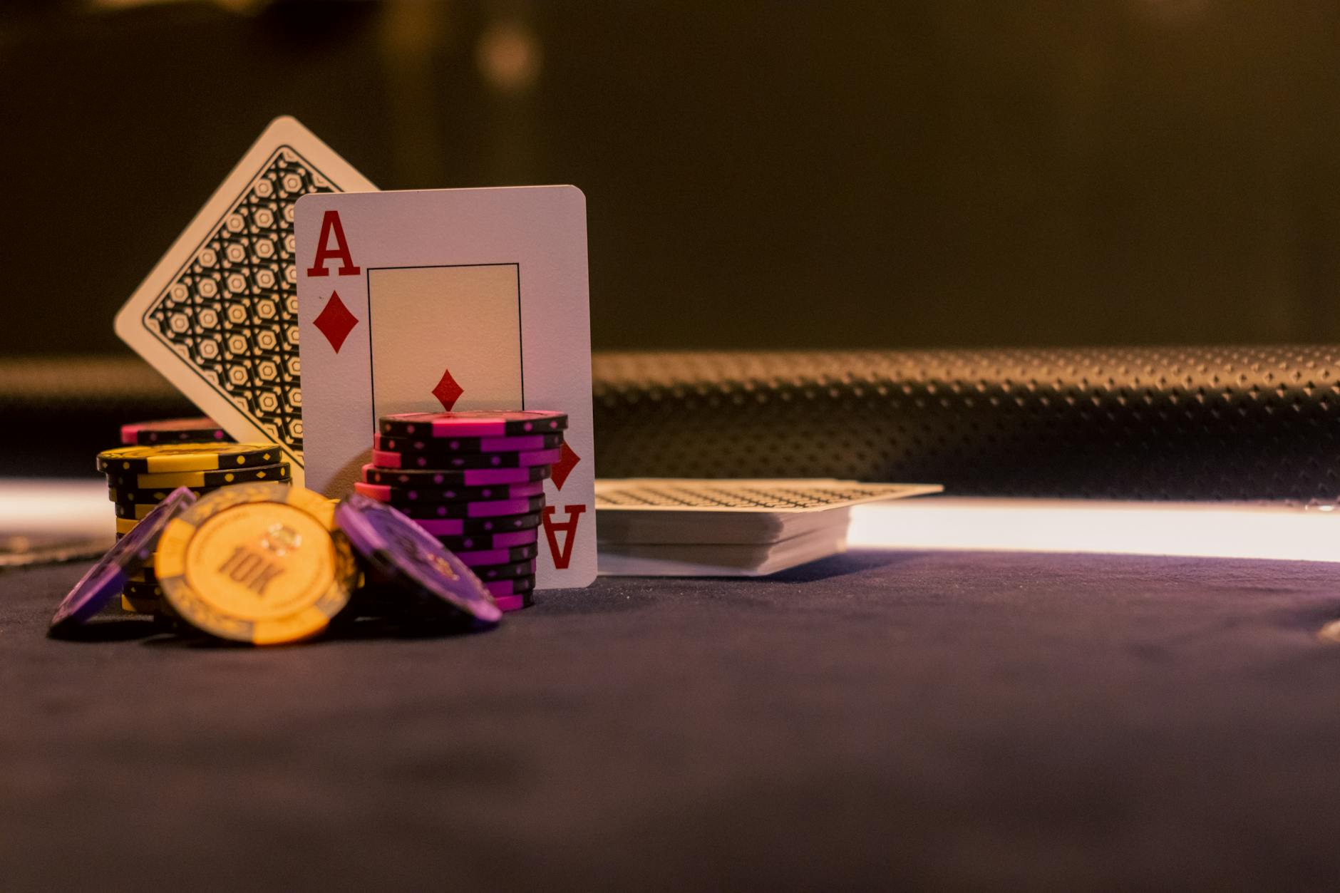 Cận cảnh bàn baccarat với chip và bài đang mở