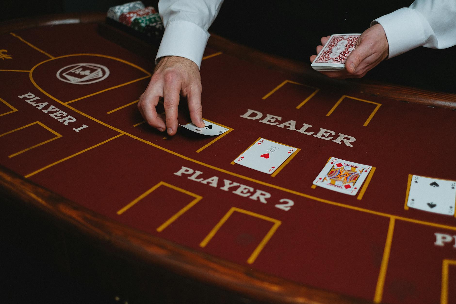 Người chơi cân nhắc rút hay dừng trước một ván blackjack