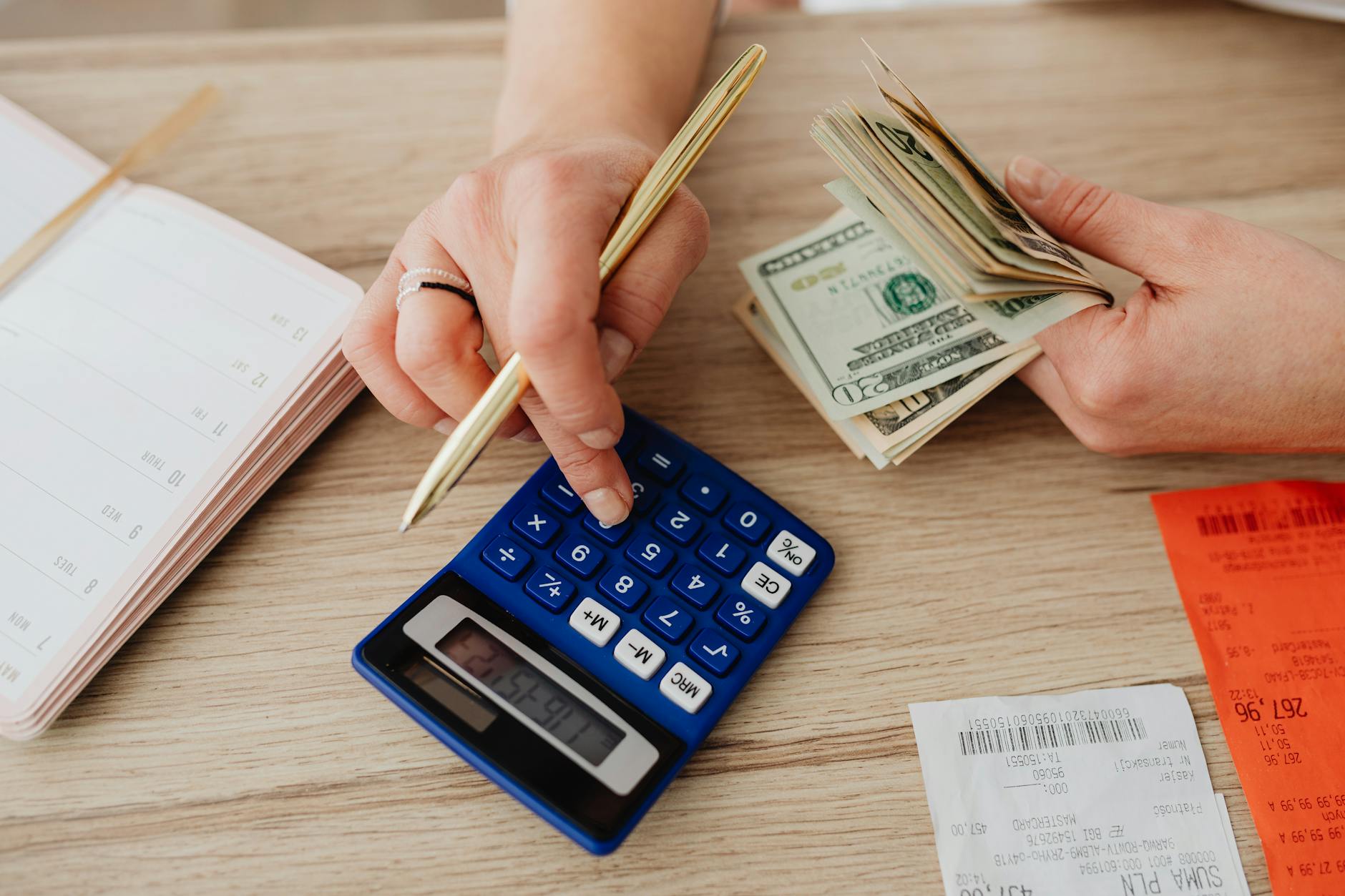 Người chơi ghi chú ngân sách và kế hoạch quản lý vốn trước khi tham gia