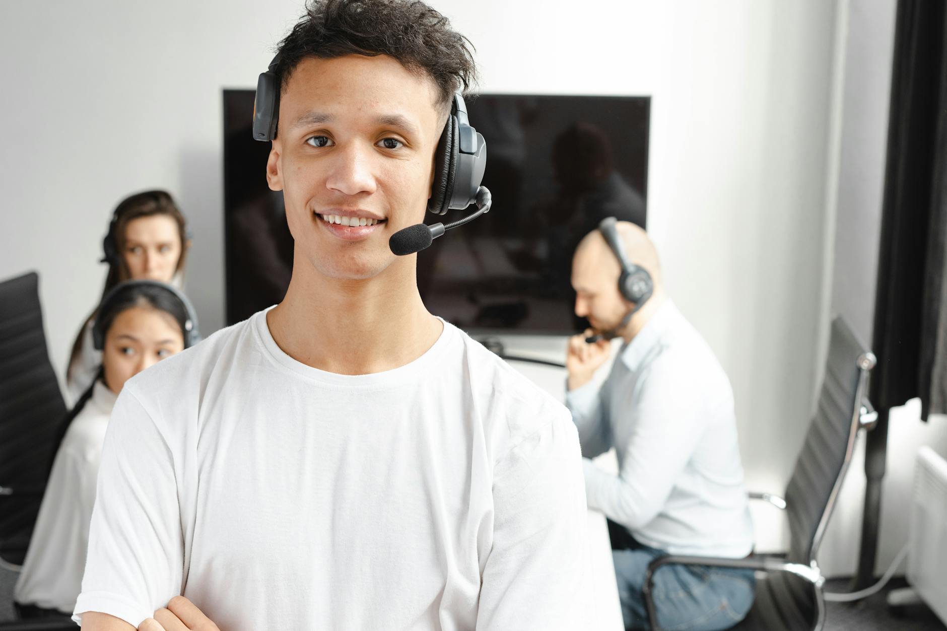 Nhân viên hỗ trợ khách hàng trong môi trường trực tuyến